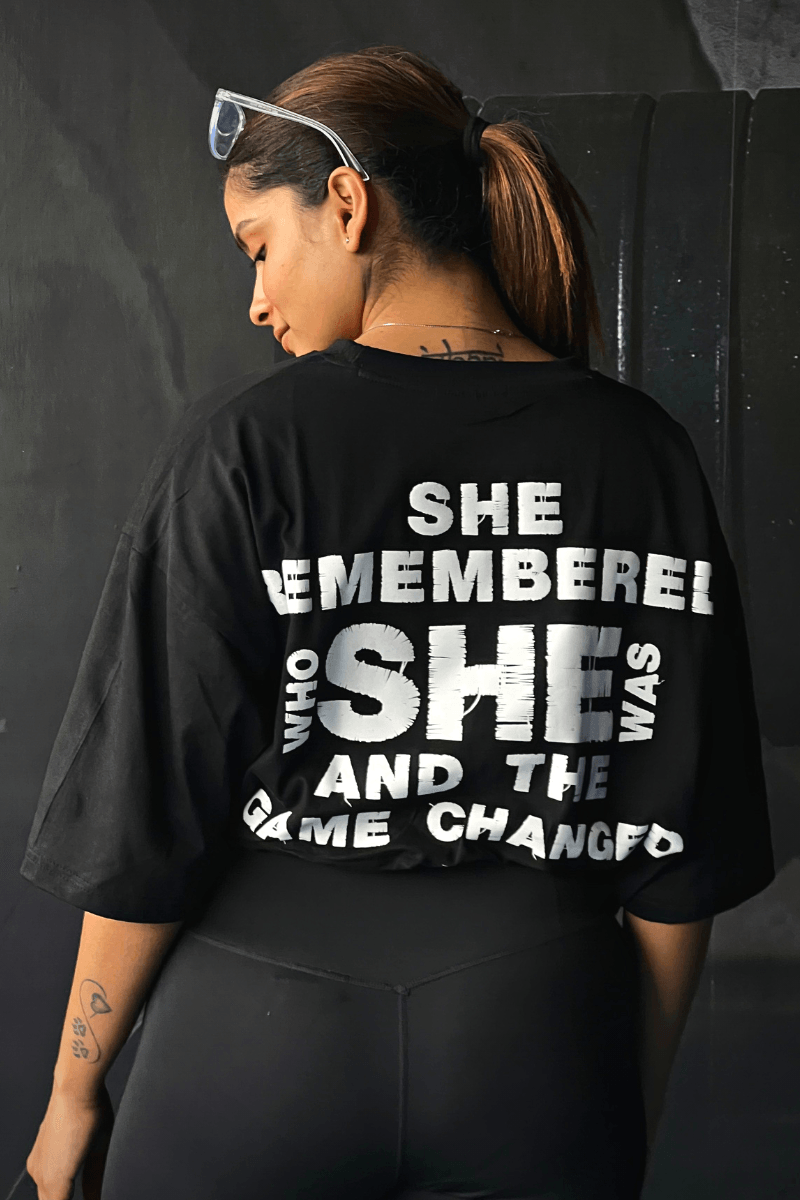 SHE REMEMBERED WHO SHE WAS Oversized T-shirt (BLACK)-XS
