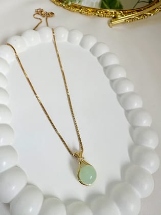Sophisticated Gold-Plated Pendant Necklace with Gemstone Accent