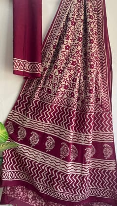Hand block printed cotton mul saree with blouse.....Size 6.5 with blouseNatural dye n colourPure cotton (92*80)Pure hand ( without skrin chemical)