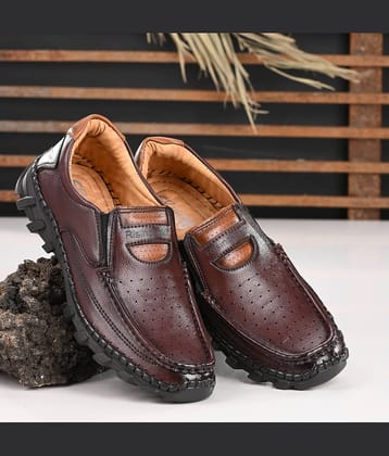 Rising Wolf Black Men's Slip on