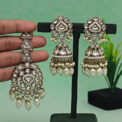 White Color Kundan Earrings With Maang Tikka-Default Title / White / Alloy With Good Quality Gold Plated