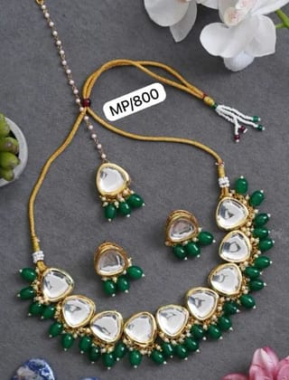Kundan necklace with tika