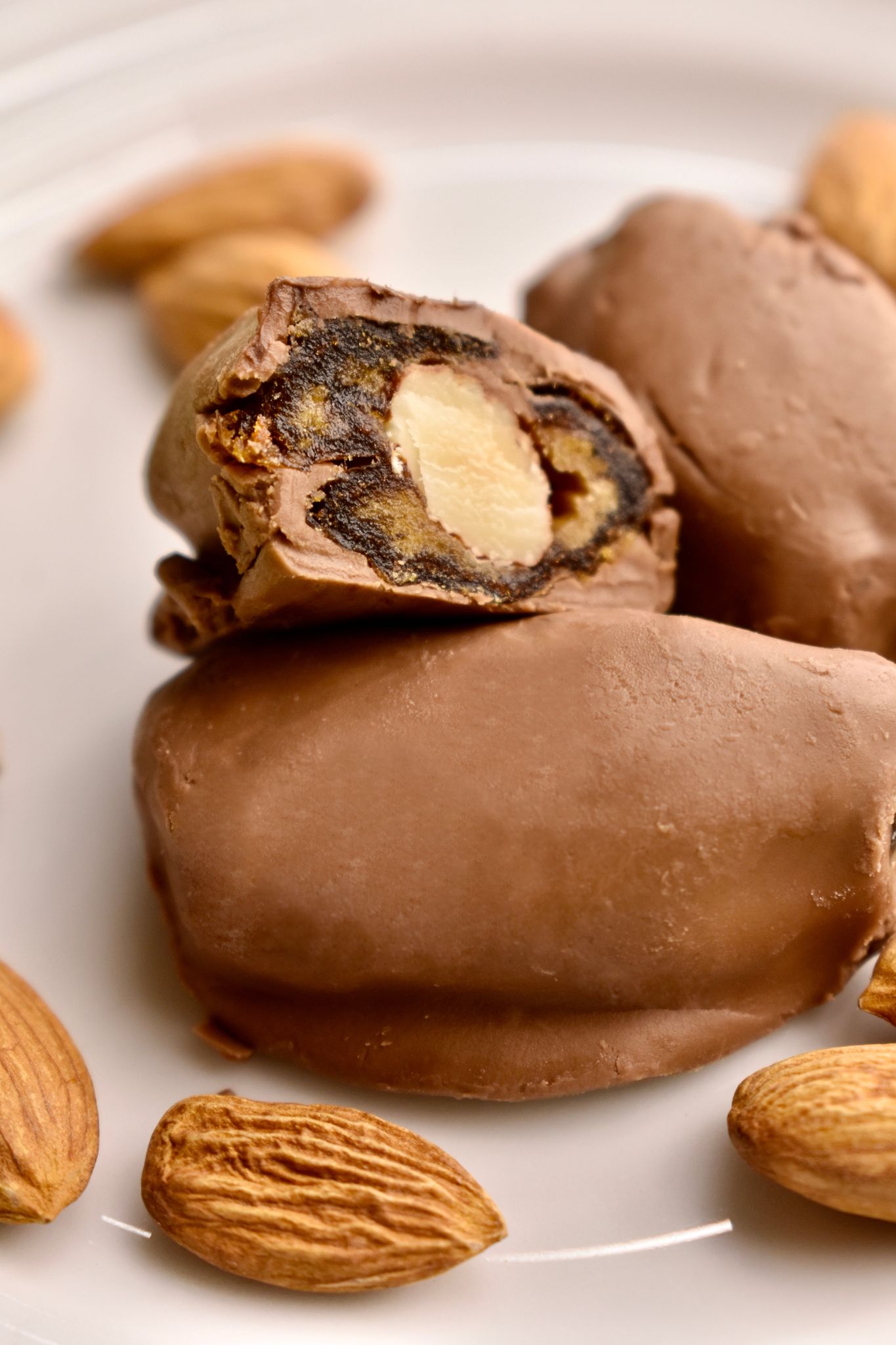 Almond Chocolate Dates (6 pcs)