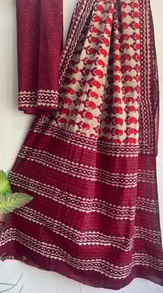 Hand block printed cotton mul saree with blouse.....Size 6.5 with blouseNatural dye n colourPure cotton (92*80)Pure hand ( without skrin chemical),