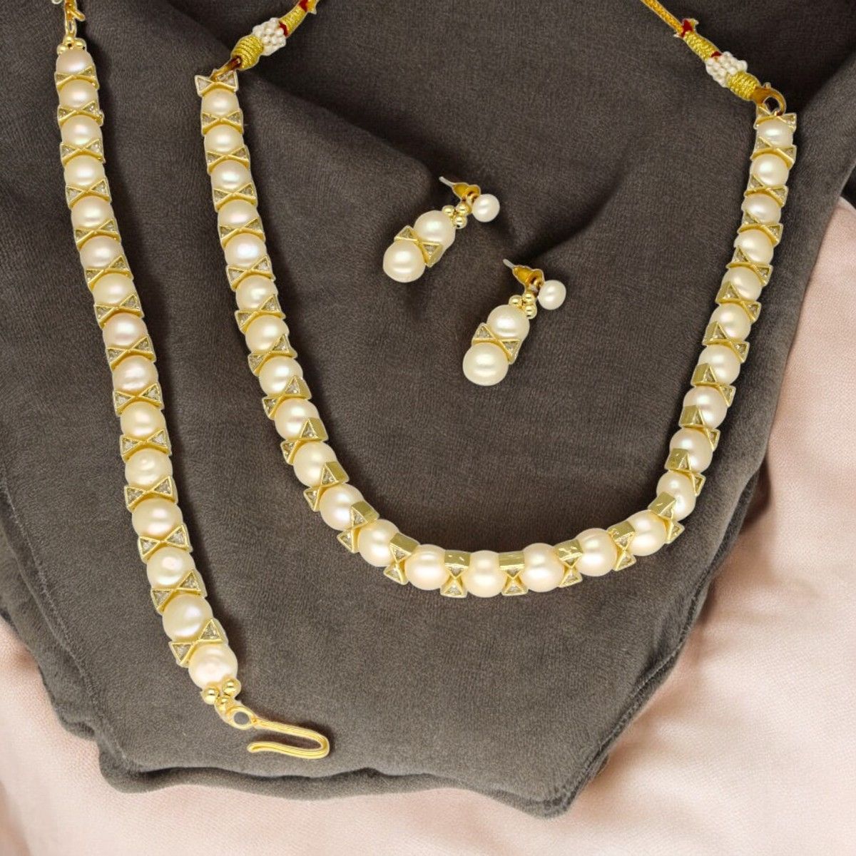 Tranquil Pearl Choker Set With Bracelet