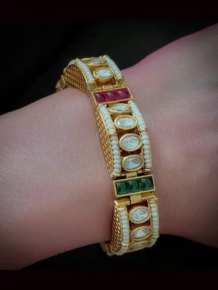 Single flexible openable kundan bracelet with cheed pirohi on sides and ruby green stones detailing-2'4