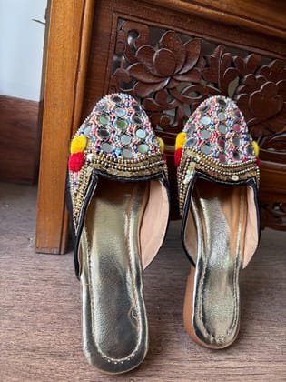 Women's Traditional Punjabi Jutti, Mirror Work Flats, Black with Multicolor Embroidery, Casual Ethnic Footwear Women's Traditional Punjabi Jutti, Mirror Work Flats, Black with Multicolor Embroidery, Casual Ethnic Footwear