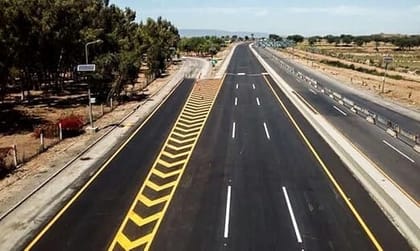 1001 Chlorinated Rubber (CR) Base Road Marking Paint St I Used for road markings, including lane lines, pedestrian crossings, arrows, and symbols. Surface Suitability: Ideal for concrete, asphalt, and bitumen surfaces- (White 1 Ltr )