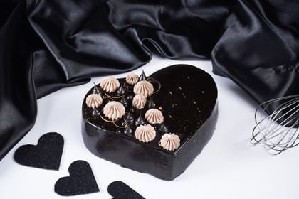 Chocolate truffle heart cake [egg]