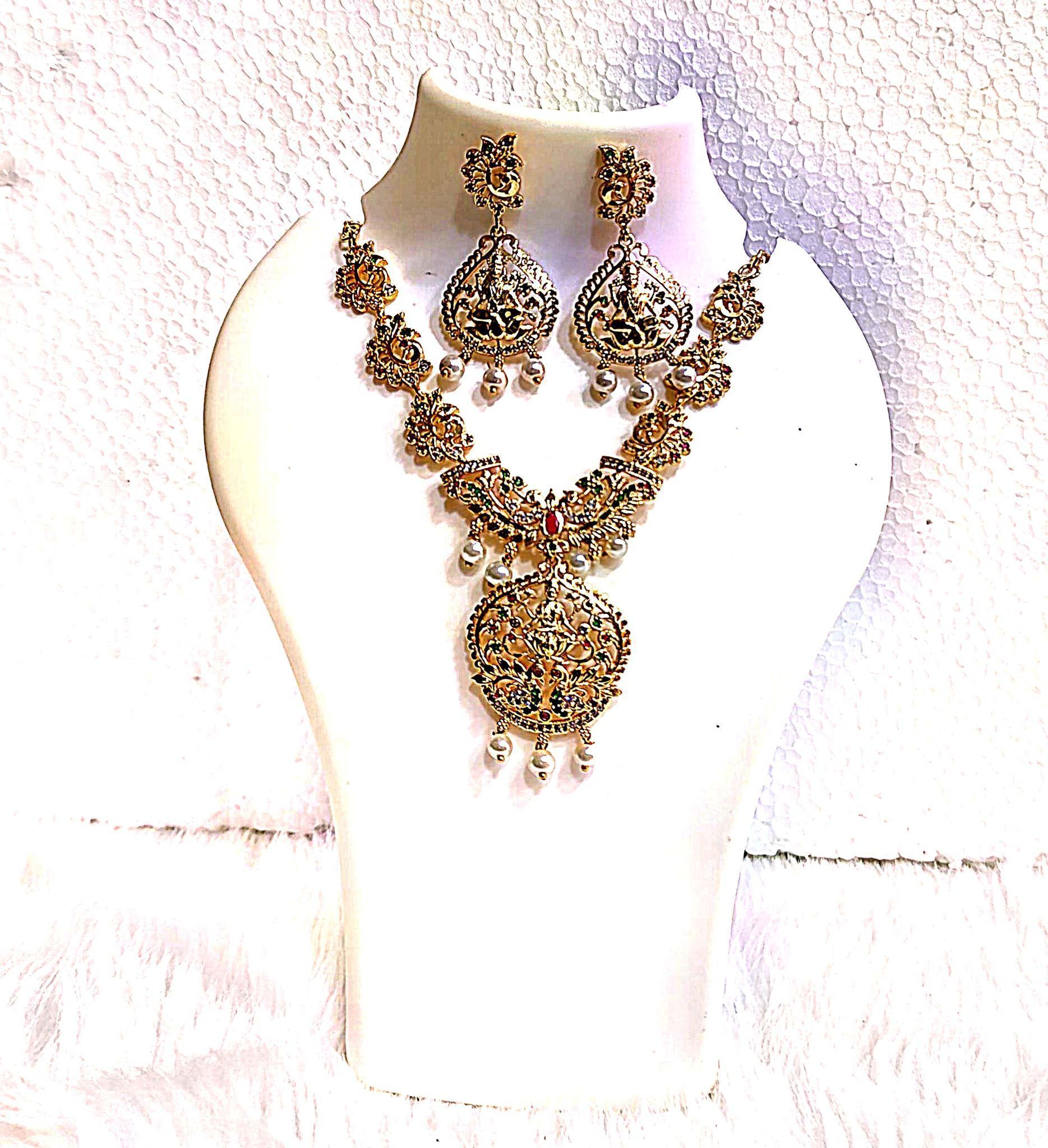 "Stunning Gold-Plated Necklace Set with Intricate Floral Design and Pearl Accents"