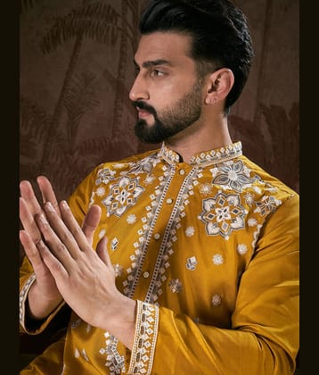 Ethnic Bay Blended Fabric Embroidered Regular Fit Kurta Pyjama Set For Men ( Mustard )