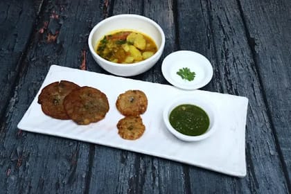 Kuttu Atta Poori With Sabji And Chutney