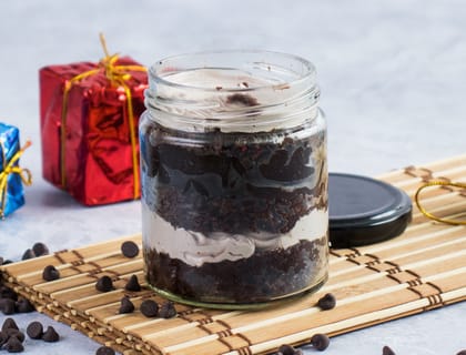 Creamy chocolate jar cake
