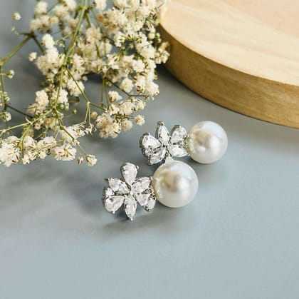 Ad Grace pearl studs-White