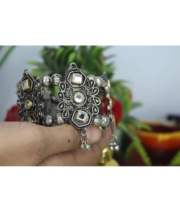 Samridhi DC Silver Bracelet ( Pack of 1 )