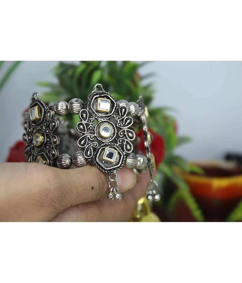 Samridhi DC Silver Bracelet ( Pack of 1 )