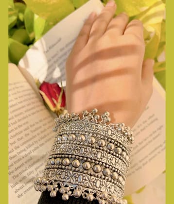 Samridhi DC Silver Bracelet ( Pack of 1 )