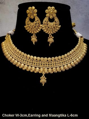 Flower and paisley design on both the edges of 3cm broad choker set