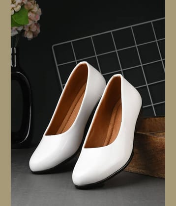 Footloose White Women's Casual Ballerinas