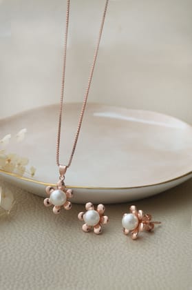 Pearl In A Flower Rose Gold Plated Sterling Silver Pendant Set-With Chain / Rose