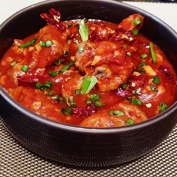 Chicken In Hot Garlic Gravy