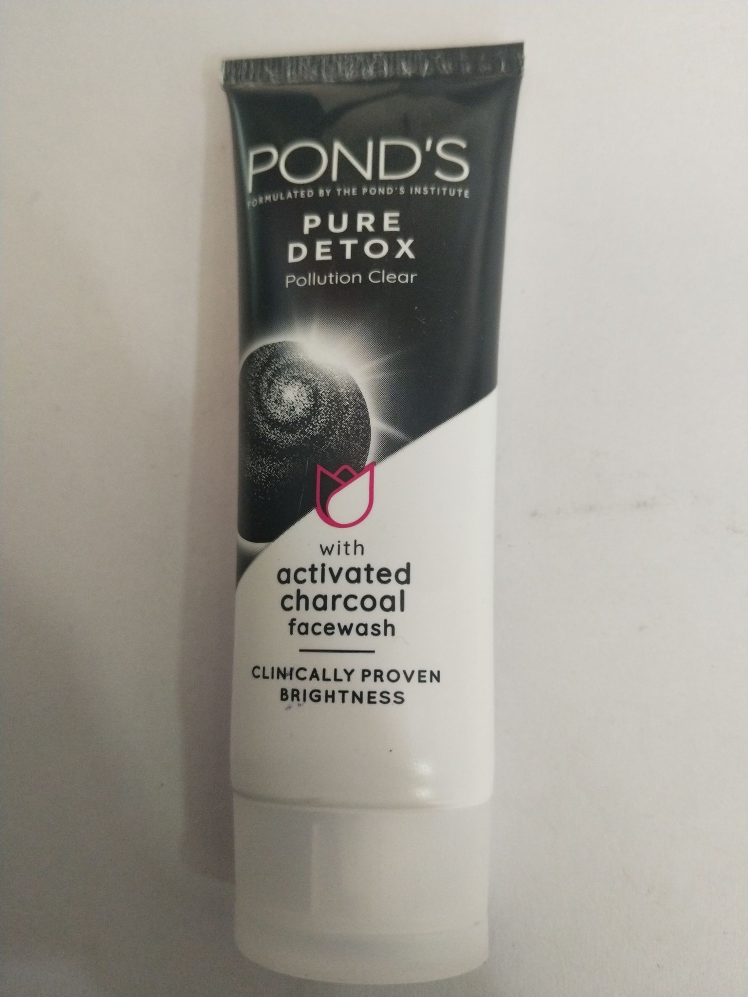 Pond's Pure Detox Pollution clear With Activated Charcoal Facewash 