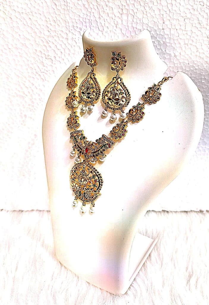 "Stunning Gold-Plated Necklace Set with Intricate Floral Design and Pearl Accents"