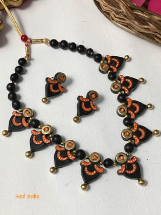 HandmadeTerracotta Necklace Set With Earrings -Black