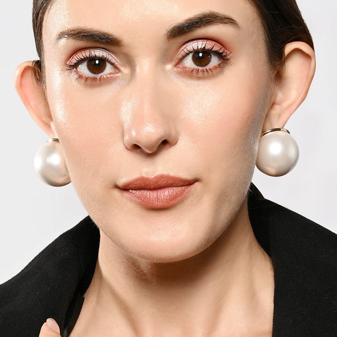 The Extra Hue Studs (Pearly White)