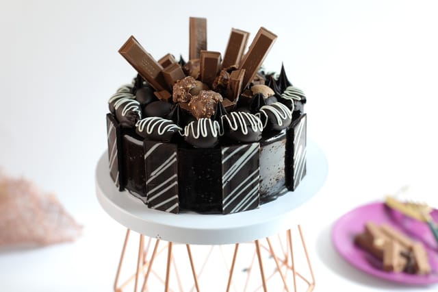 Kitkat & ferrero cake [egg]