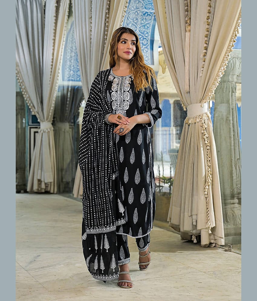 Divena Women Rayon Embroidered Ethnic Motifs Kurti With Pants ( Black )