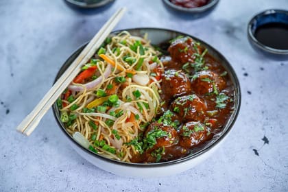 Veg Manchurian Gravy With Hakka Noodle