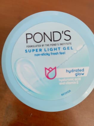 Ponds super light gel non sticky fresh feel hydrated glow