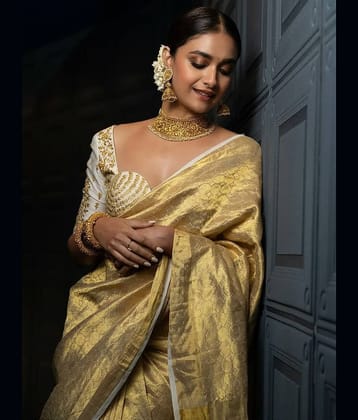 Villagius Silk Blend Woven Banarasi Saree Without Blouse Piece ( Gold )