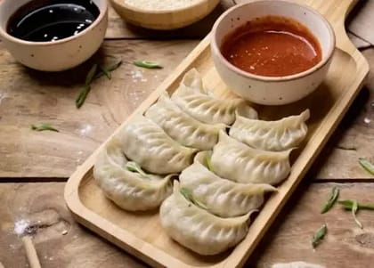 Veg Steamed Maida Momos [8 Pieces]