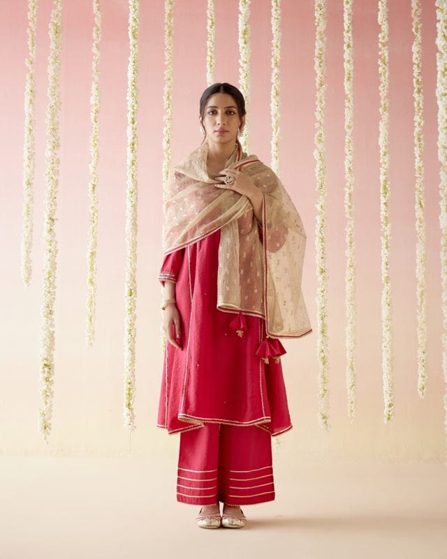 Fuchsia Bloom Gold Dupatta-Free Size / Gold