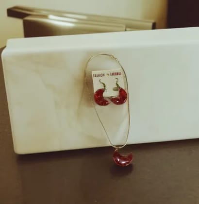 Handcrafted Resin Flower Pendant Set - Unique Jewelry for Fashion Enthusiasts Handcrafted Resin Flower Pendant Set - Unique Jewelry for Fashion Enthusiasts