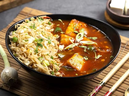 Hot Garlic Paneer With Singapuri Noodle