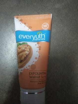 Everyuth naturals walnut scrub