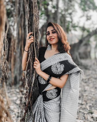 Black Floral Design Pure Silk Banarasi Jacquard Saree