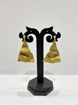 TRIANGLE DRAPE EARRINGS (GOLD) TRIANGLE DRAPE EARRINGS (GOLD)