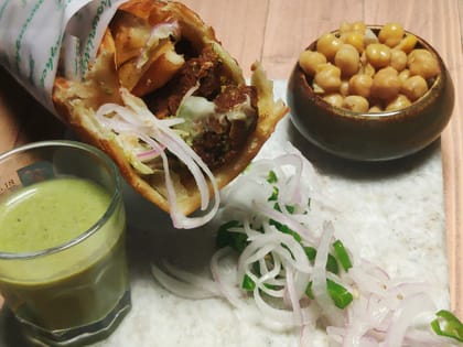 Pindi chhole roll