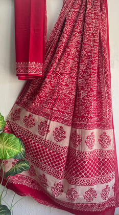Hand block printed cotton mul saree with blouse.....Size 6.5 with blouseNatural dye n colourPure cotton (92*80)Pure hand ( without skrin chemical),
