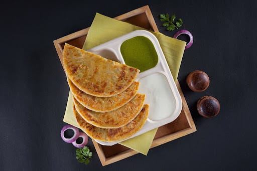 Gobi Paratha With Curd And Green Chutney