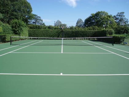 1001 Top Coat Normal Green for Sports Court WT,Ideal for basketball, tennis, and multi-sport courts, ensuring a professional look and long-lasting protection - 1 Kg.