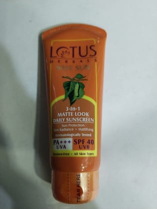 Lotus Herbals Safe sun 3-in-1 Matte look Daily sunscreen 