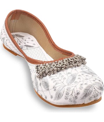 rajeraj White Women's Juttis