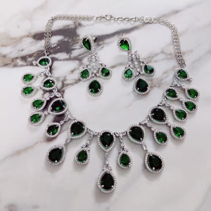 Enchanted Emerald Elegance Necklace in Rhodium-Crystal Green / Rhodium