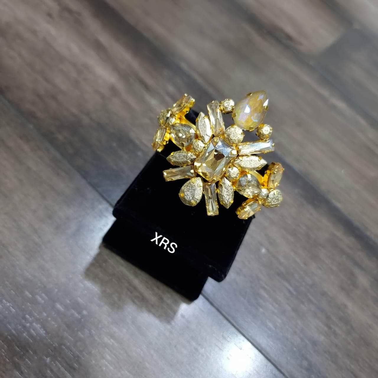 ZEVAR I Gold Base Sana Unique Handcuffs