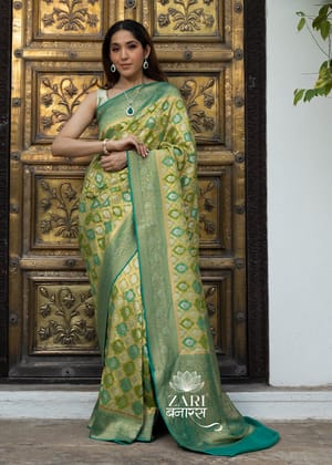 “Exclusive Offer” : Phalgun : Rangkaat Khaddi Georgette Handloom Banarasi Saree In Shades Of Green